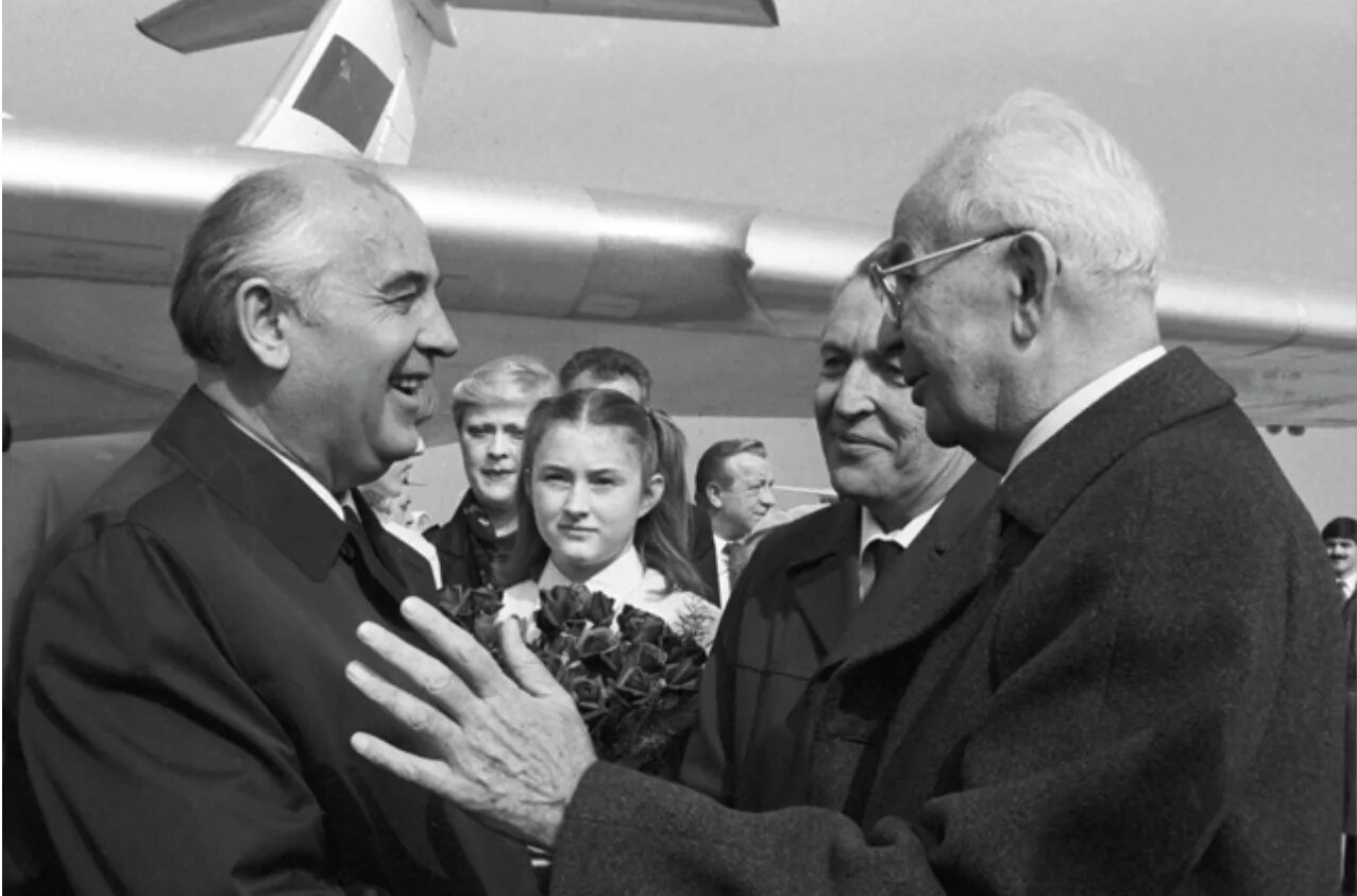 Генеральный секретарь чехословакии. Горбачев и г. Гусак. Генсек Чехословакии. Чехословакия последний Лидер.