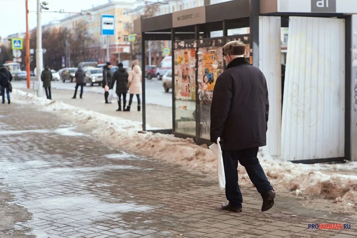 Пенсионер новокузнецк. В Кузбассе замерз мужчина на улице. Остановка набережная Новокузнецк. Перекрёсток во дворах ночью.