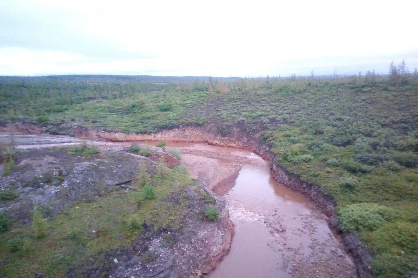 Красная река Далдыкан. Норильск красная река Далдыкан. Река Далдыкан в Норильске окрасилась в красный цвет. Красная река в Норильске. Река красненькая