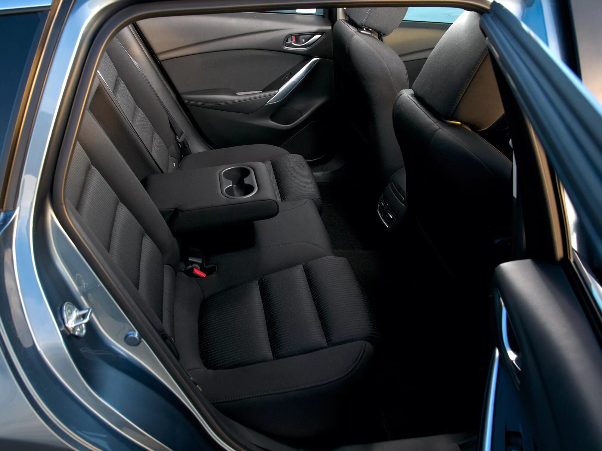 Задние сиденья мазда 6. Сиденья Мазда 6 gl. Mazda 6 SKYACTIV разложили задние сиденья. Раскладка задних сидений Мазда 6. Заднее сиденье Мазда Атенза.