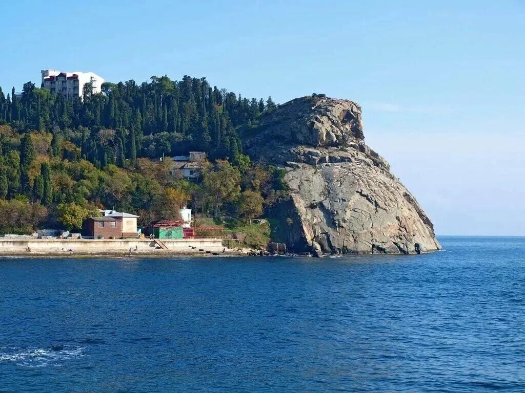 Мыс Плака Крым Алушта. Алушта Утес мыс Плака. Мыс Плака и поселок Утес. Утес Партенит Крым мыс Плака.