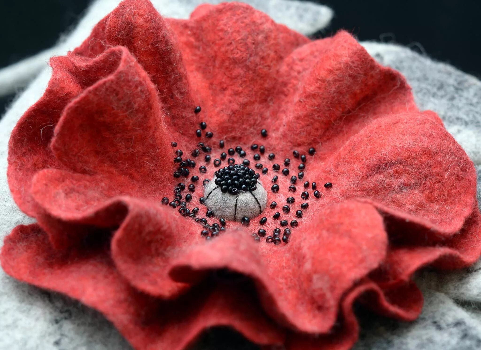 Валяние из шерсти цветы. Валяные броши цветы. Валяние из шерсти броши цветы. Брошь цветок валяние. Валяные брошки из шерсти цветы.