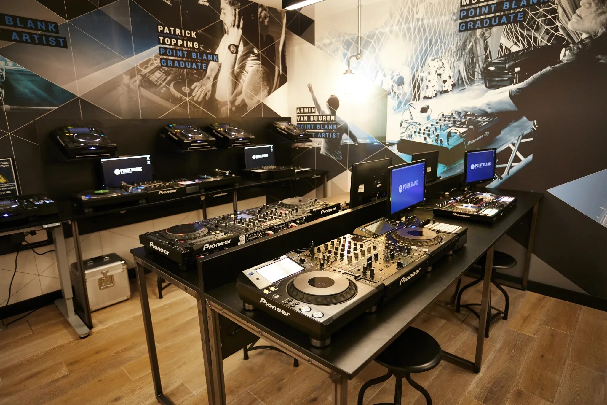 Комната диджея. Радио студия диджей. Диджей студио 2022. Dj. Диджей студия.