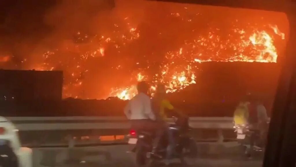 Индия мусорный полигон дели. Горит индия. Горит индия. Индия пожарка. 2007 год пожар в институте.