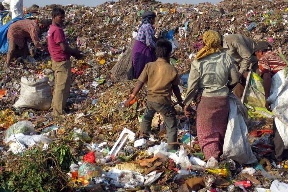 Основные экологические проблемы индии. Нью Дели мусорная гора. Калькутта Индия антисанитария.