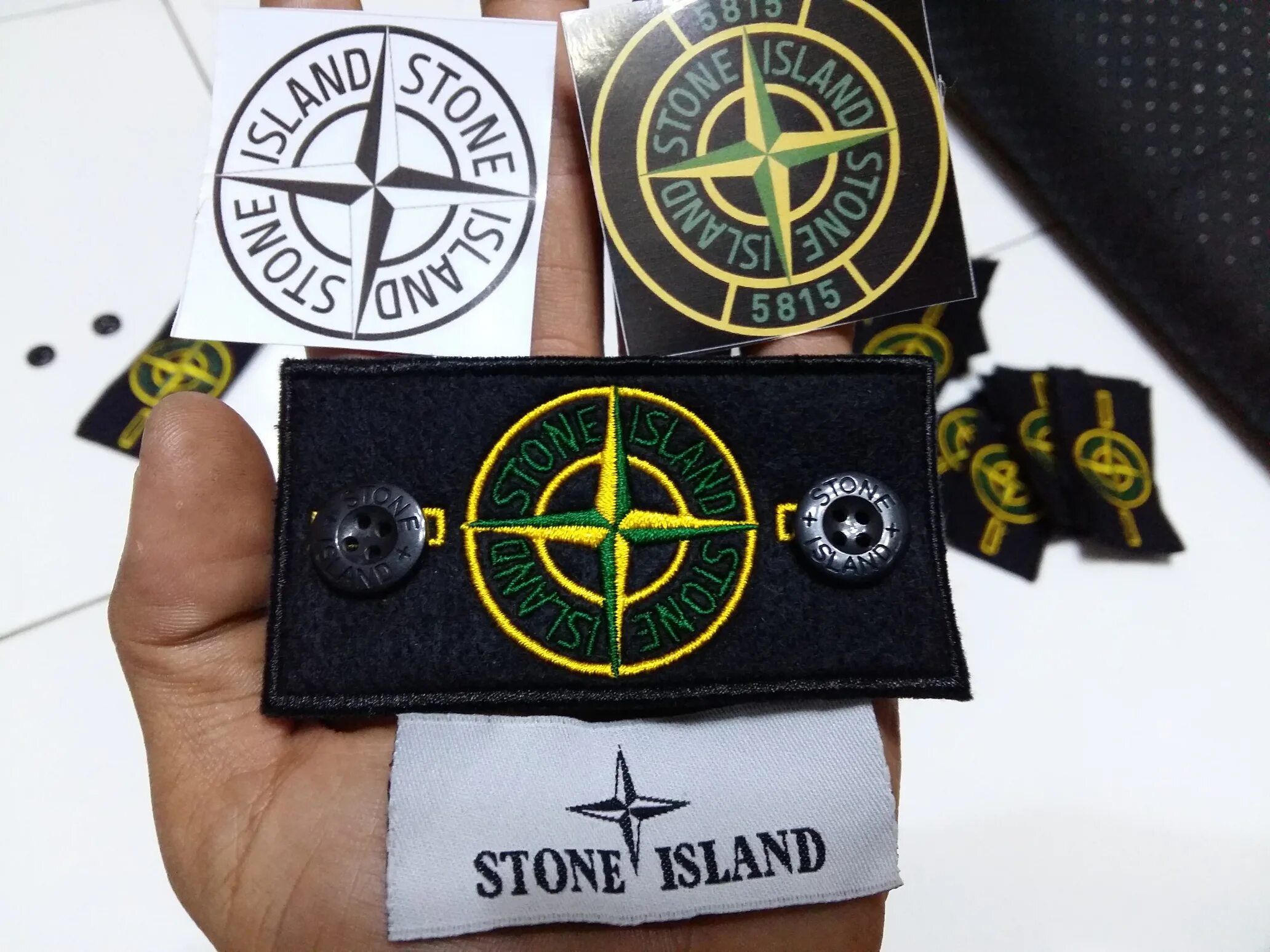 Что означает патч stone. Звезда стон Исланд. Термо патч Stone Island. Чжин стоник. Патч Локомотив Stone Island.