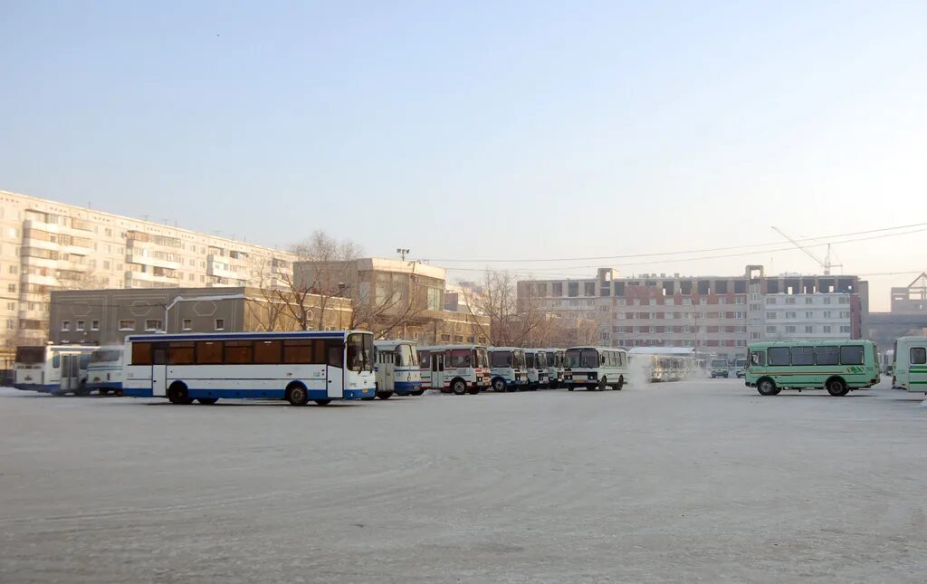 Автовокзал Омск. Омский автовокзал 2001 год. Старый автовокзал Омск. Омский автовокзал автобусы.