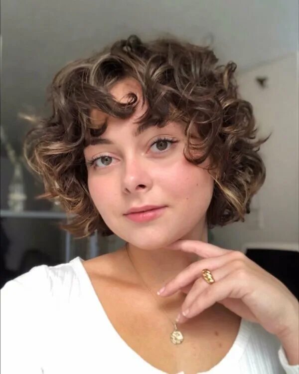 Кудрявые блондинистые волосы. Short curly hair blondes b. Шарлиз терон с кудрями. Крутые прически с кудрявыми волосами. Керли шег.