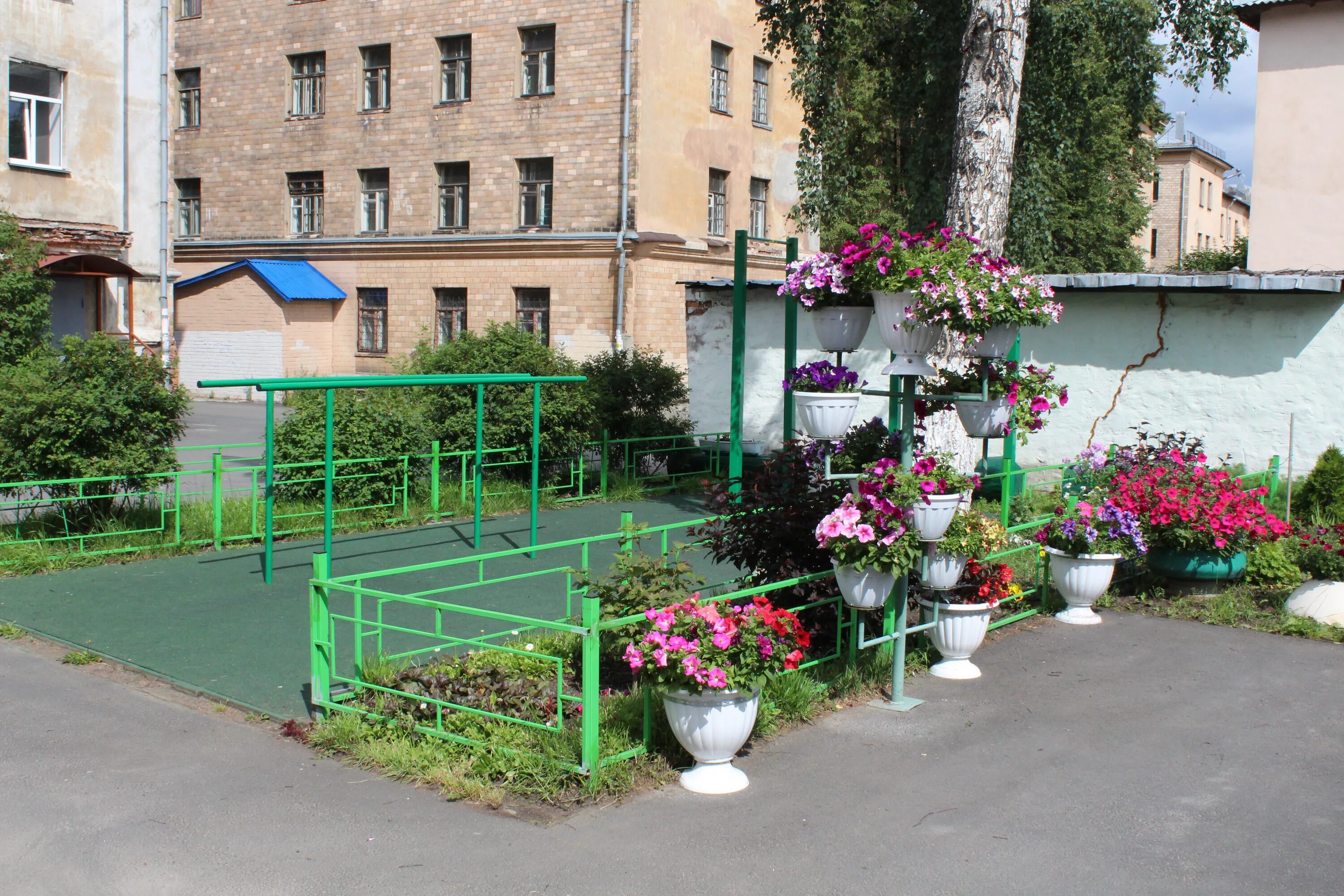 Ул правды петрозаводск. Петрозаводск дворы. Правды 1 Петрозаводск. Благоустройство двора на улице правды. Дворовая территория с в Петрозаводске.