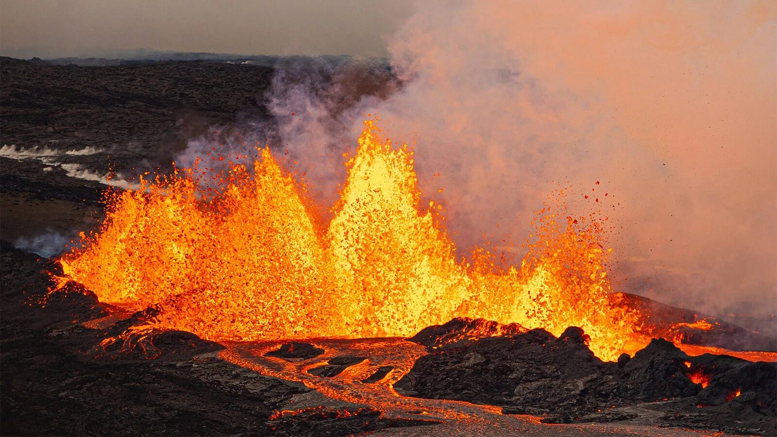 Лава в реальной жизни. Вулкан части вулкана. Эйяфьядлайёкюдль извержение 2010. Фумарольные поля вулкана менделеева. Извержение вулкана фаградальсфьядль.