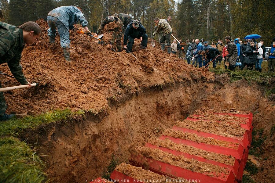 Раскопки в Калужской области. Массовые захоронения военных. Массовые захоронения солдат. Захоронение российских солдат. Закон о массовых захоронениях в рф