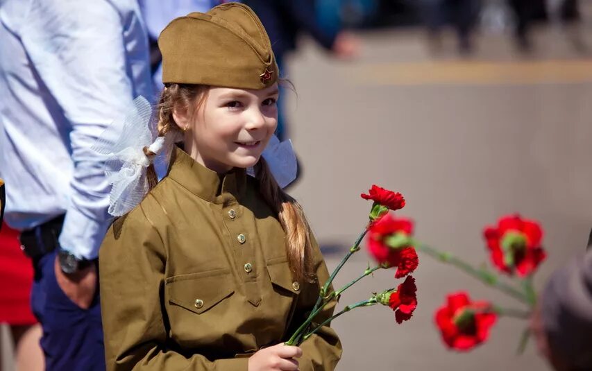 Фотосессия на 9 мая для детей школьников. Фото о победе 9 мая для детей. Ребенок дарит цветы солдату. День Победы видеоролик для детей.