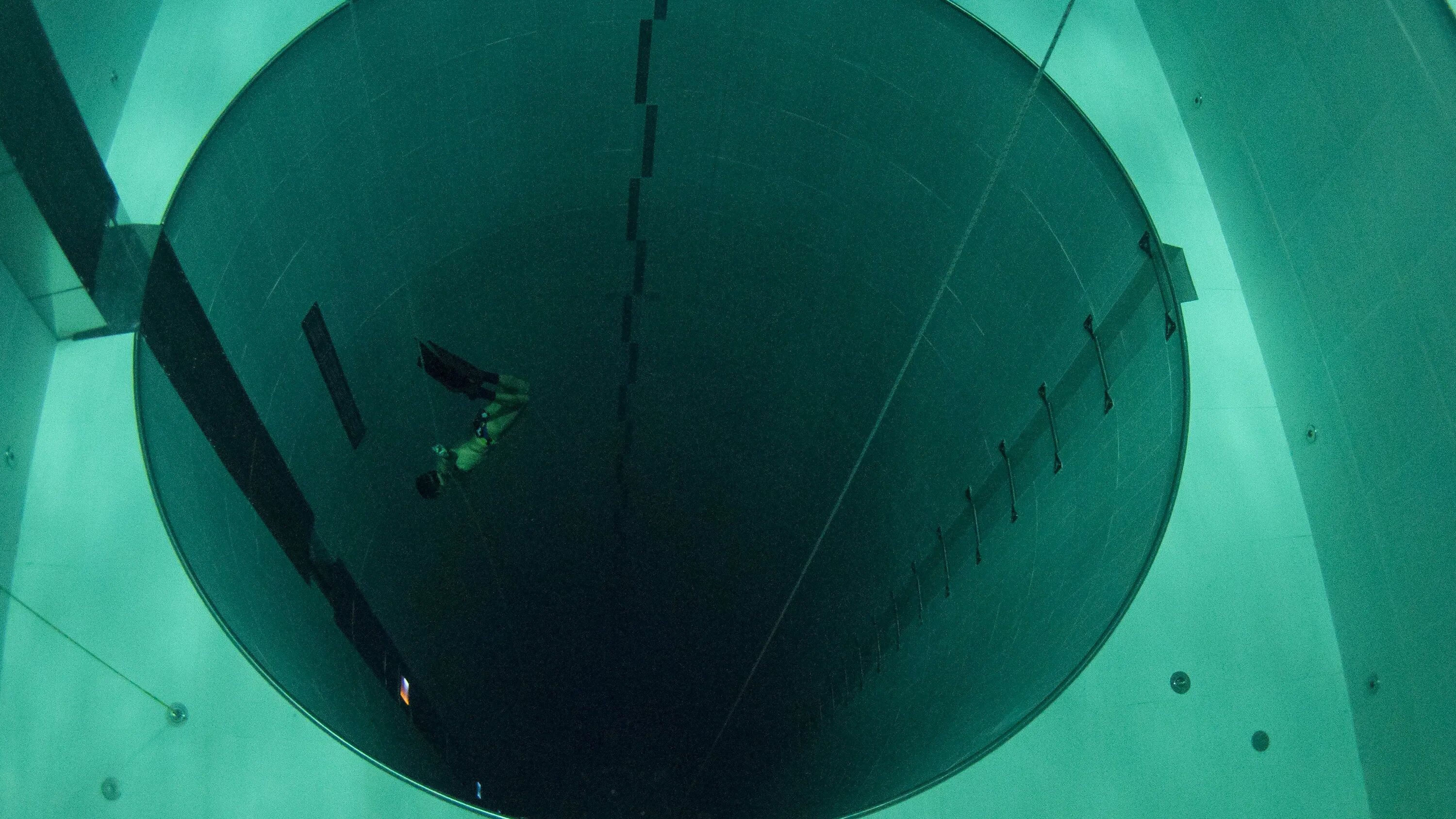 6 метров глубина. Бассейн y-40 Deep Joy. Самый глубокий бассейн в мире 40 метров. 40 Метровый бассейн в Италии. Самый глубокий бассейн Италия.