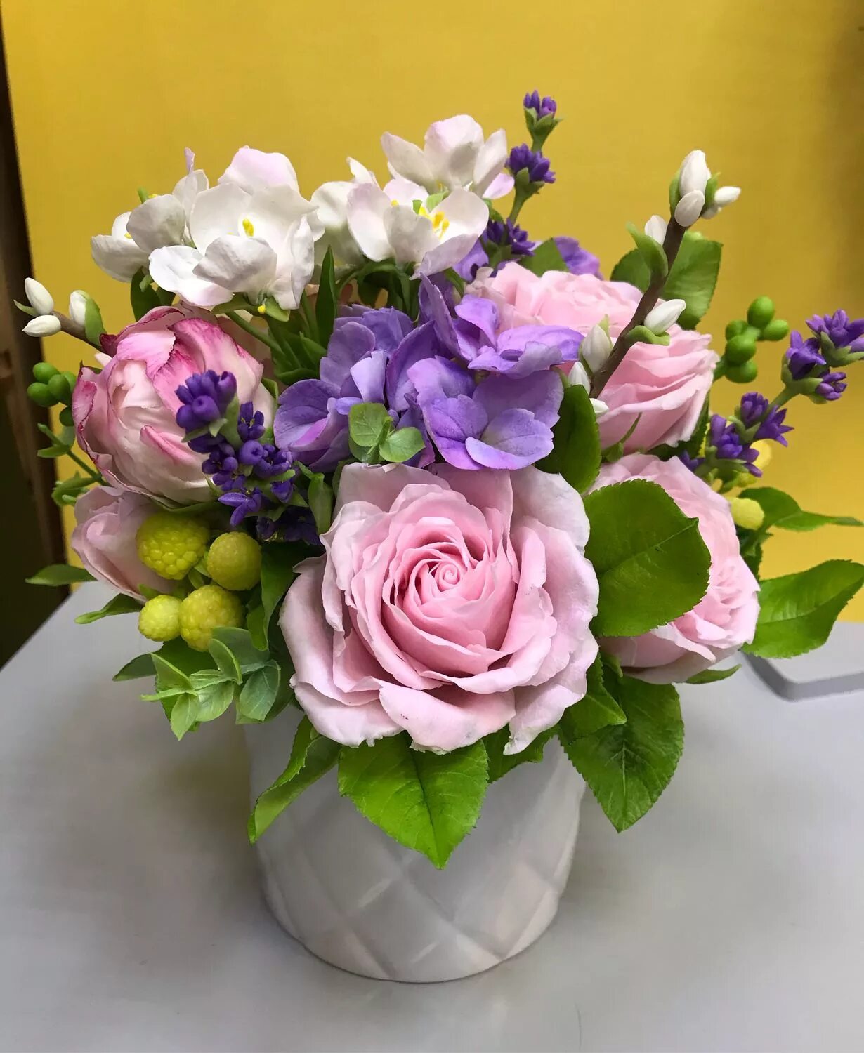 цветочные композиции из холодного фарфора. холодный фарфор. керамофлористика. мускари букет. букеты из холодногоьфарвора.