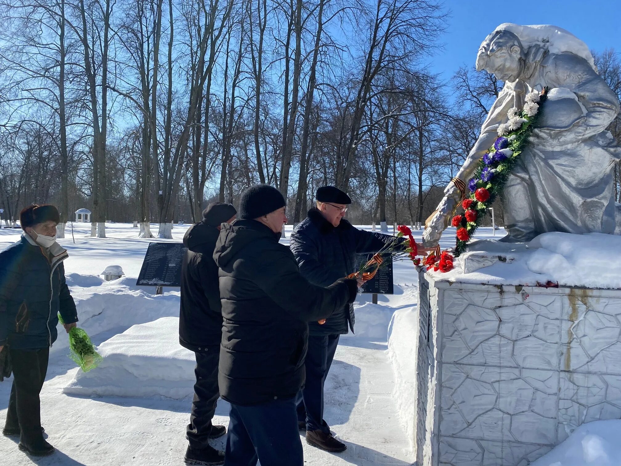 Памятник с оторванной головой. Брагино псковская область. Памяти героям гостомеля. Памятник с оторванной головой. Погода брагино мценский.