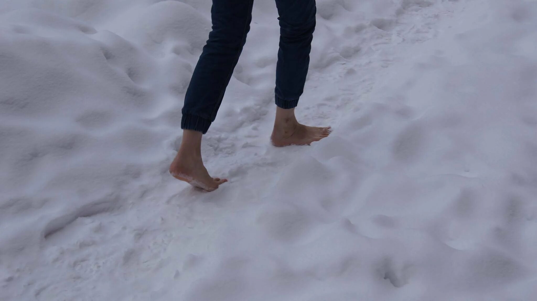 Я бегу по снегу босиком. Босиком на снегу. Ноги в снегу. Босые ноги на снегу. Босиком зимой.