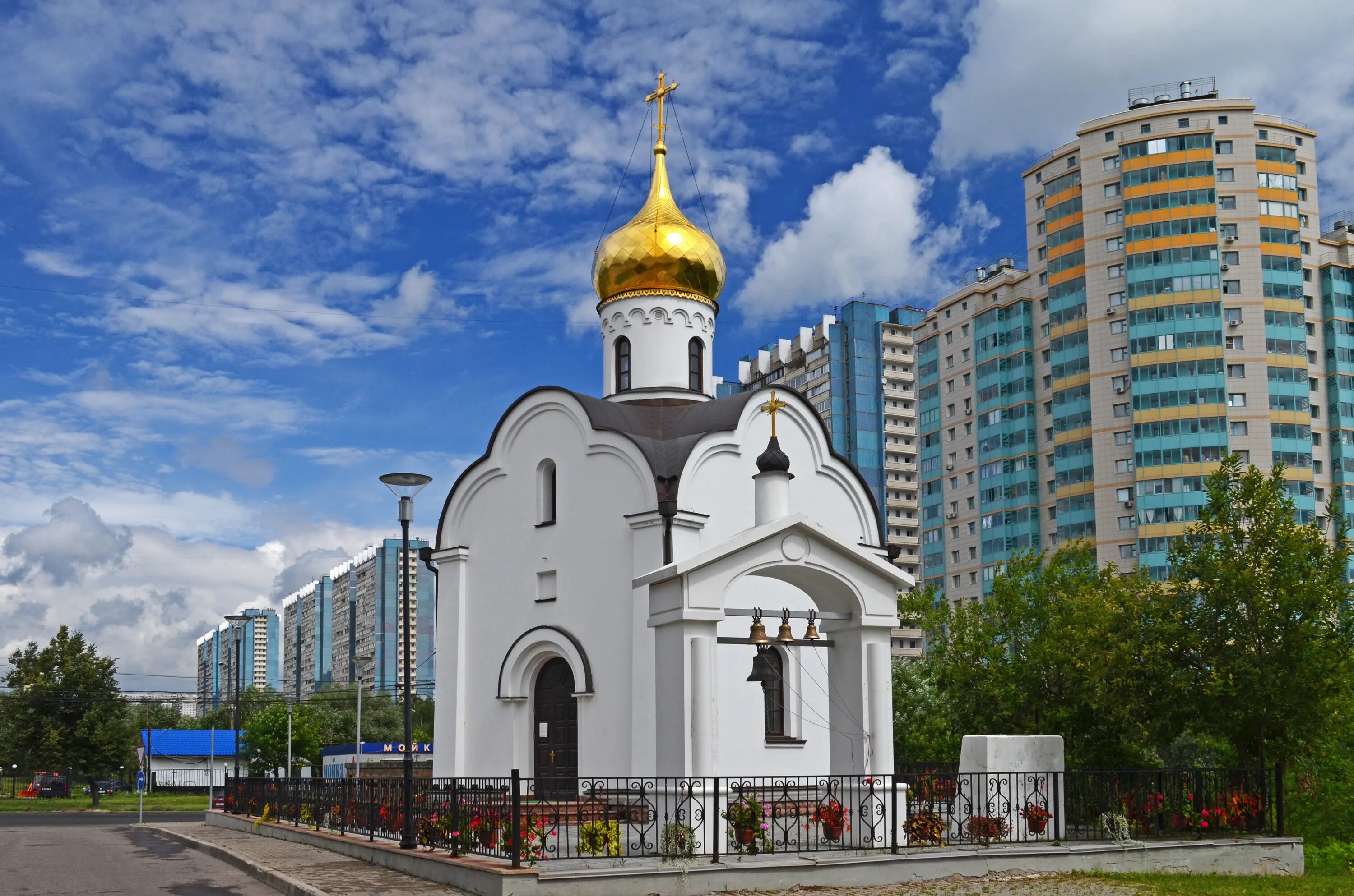 Храм часовня. Храм всех святых в Ясенево. Мореон храм часовня. Церковь-часовня всех святых у Трансвааль-парка, Москва. Часовня в Ясенево.