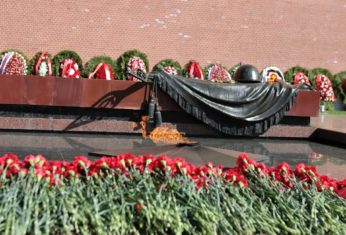 Почему мемориал могила неизвестного солдата имеет важнейшее. Могила неизвестного солдата Москва. Могила неизвестного солдата в Александровском саду. Мемориал могила неизвестного солдата в Москве. Мемориальный архитектурный ансамбль могила неизвестного солдата.