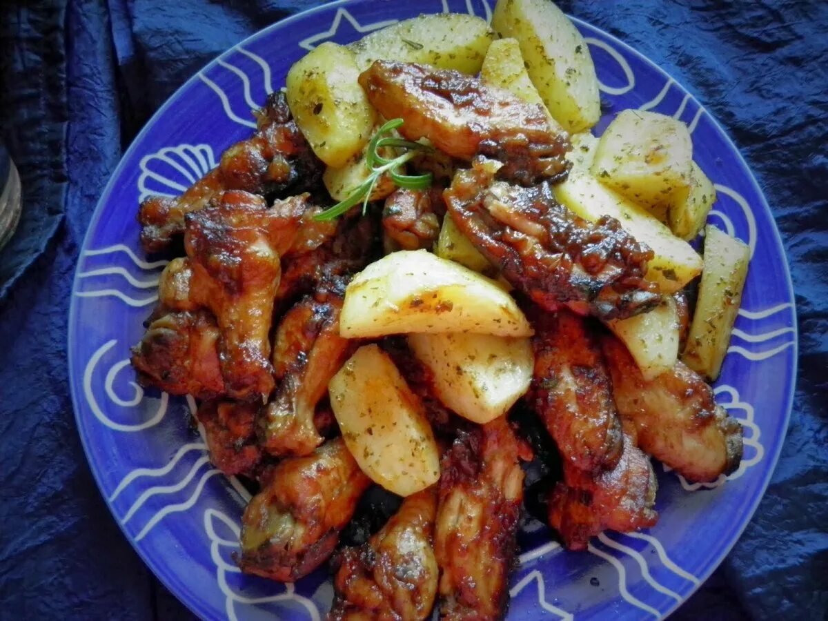 Хрустящие куриные крылышки с картошкой. Крылышки с картошкой в духовке. куриные крылышки с картошкой. куриные крылышки с картошкой в духовке. жареная крылья с картошкой в духовке.