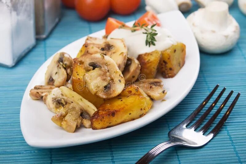 Блюдо с шампиньонами и картошкой. Блюдо с шампиньонами и картошкой