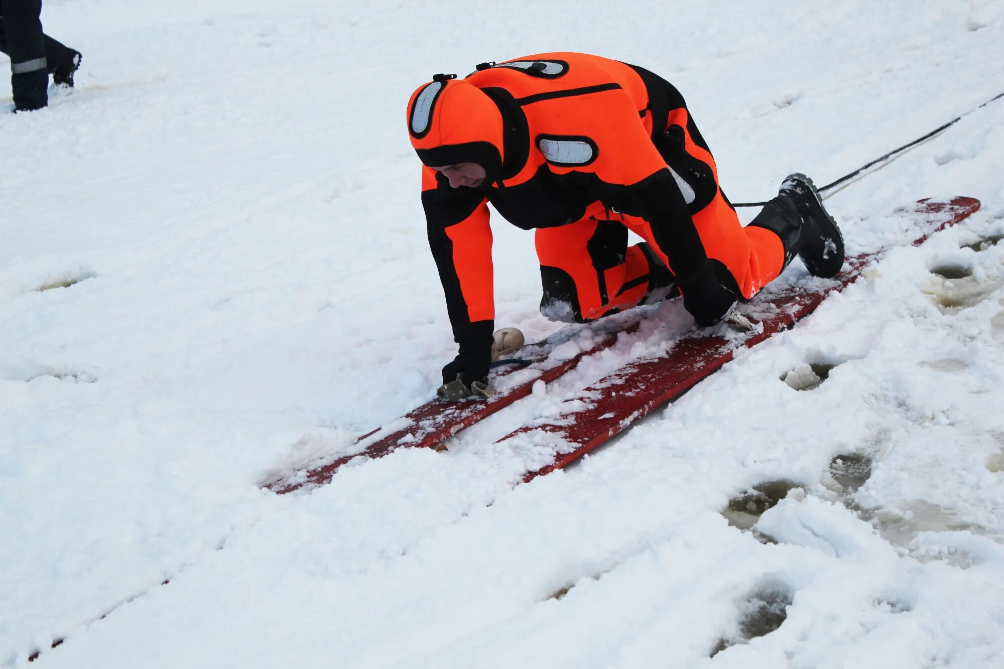 Действия провалившегося под лед. Оказание помощи пострадавшему на льду. Оказание первой помощи при проваливании под лёд. Способ спасения человека провалившегося под лед. Оказание помощи провалившемуся под лед самоспасение.