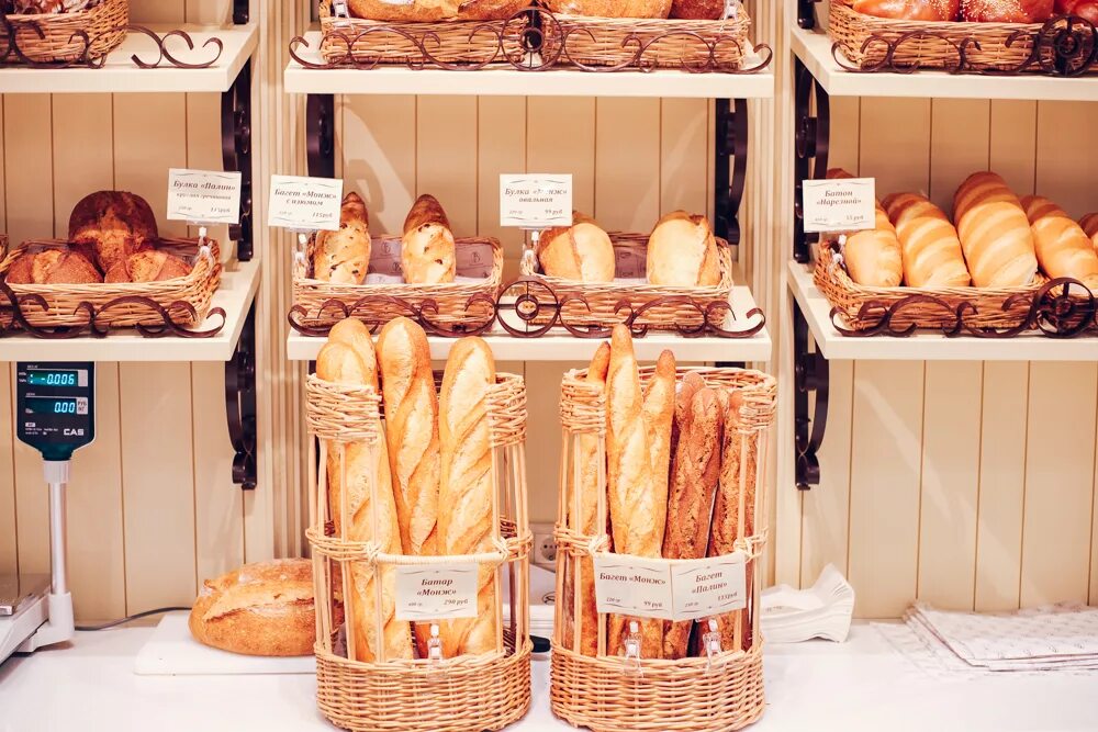 ассортимент хлеба и хлебобулочных изделий. хлебная адрес. выкладка хлеба. ирбитский хлеб. хлебная адрес.