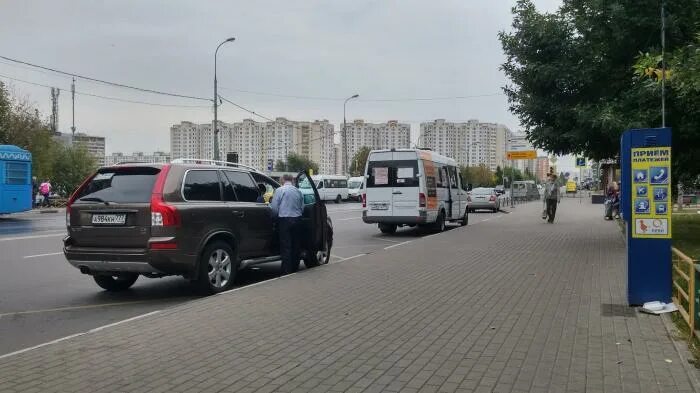 Остановка Люблино. Метро Люблино такси. Остановка Люблинская Омск. Остановка 305 в Люблино фото.