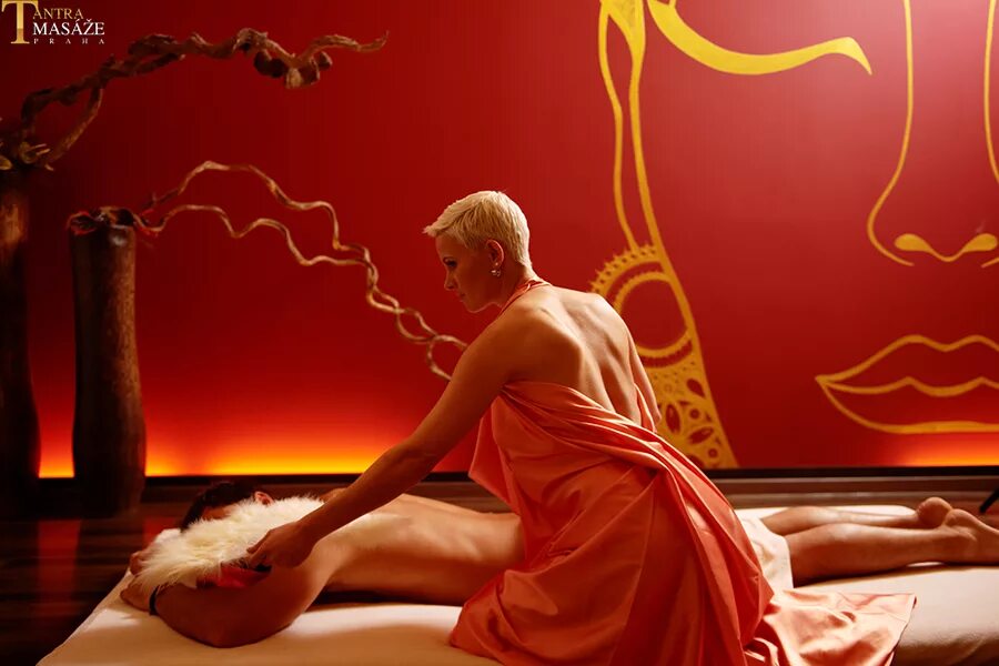 Тантрический массаж что это такое. Тантрический ретрит. Чувственный массаж мужчине. Тантрический массаж. Тантрический массаж.