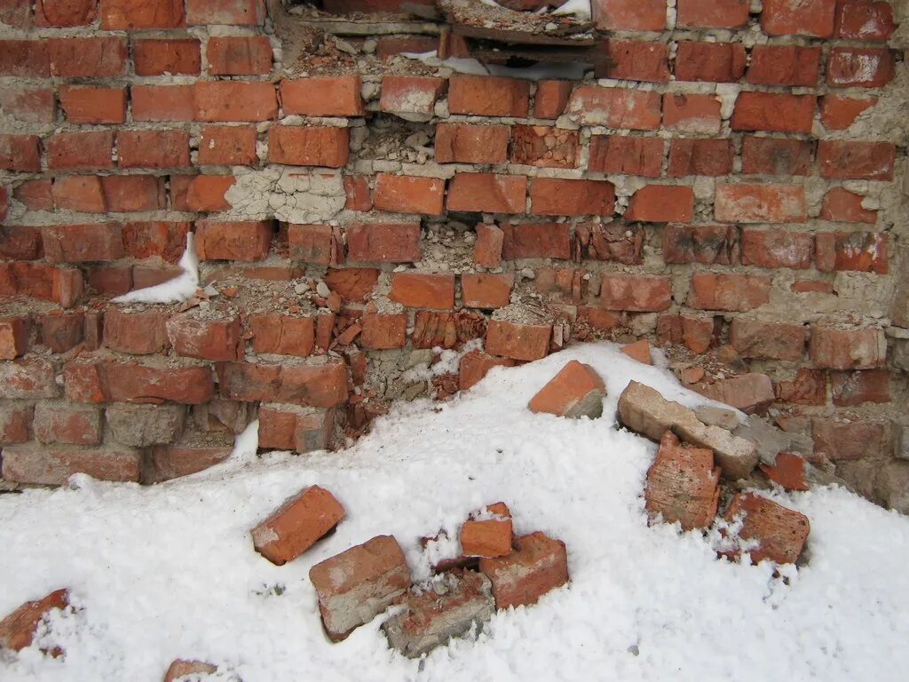Сломанный дом. Многоэтажка усиление. Разрушенный дом. Сонник разрушенный дом. Разбитый дом.
