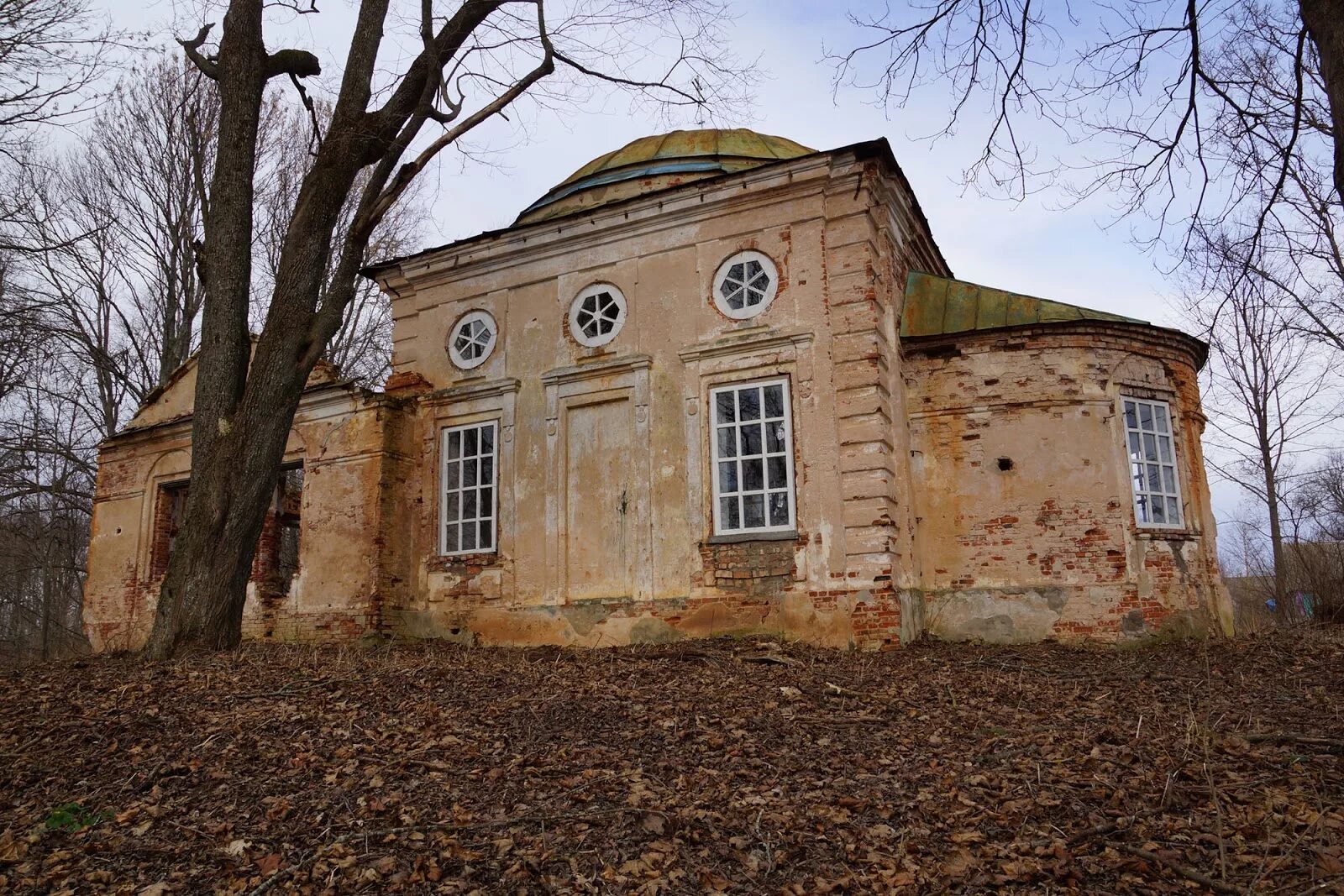 Вокзал локня псковская область. Локня псковской области улица первомайская. Локня детская библиотека. Локнянская поляна псков. Деревня локня псковская область.