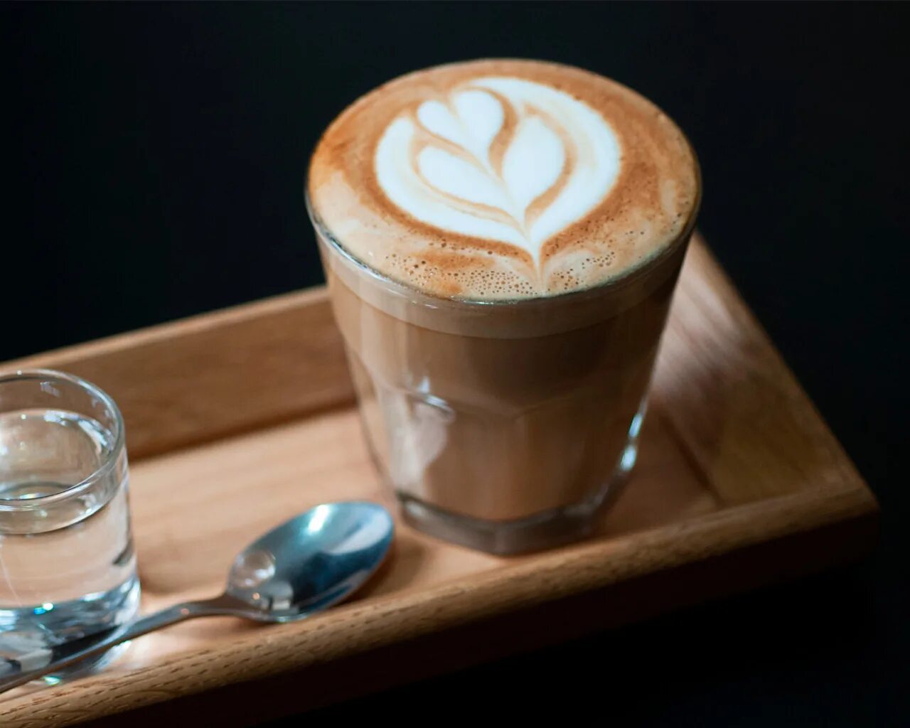 напиток флэт уайт. флэт уайт. флэт уайт кофе. флэт-уайт 200 мл. бариста флэт уайт.