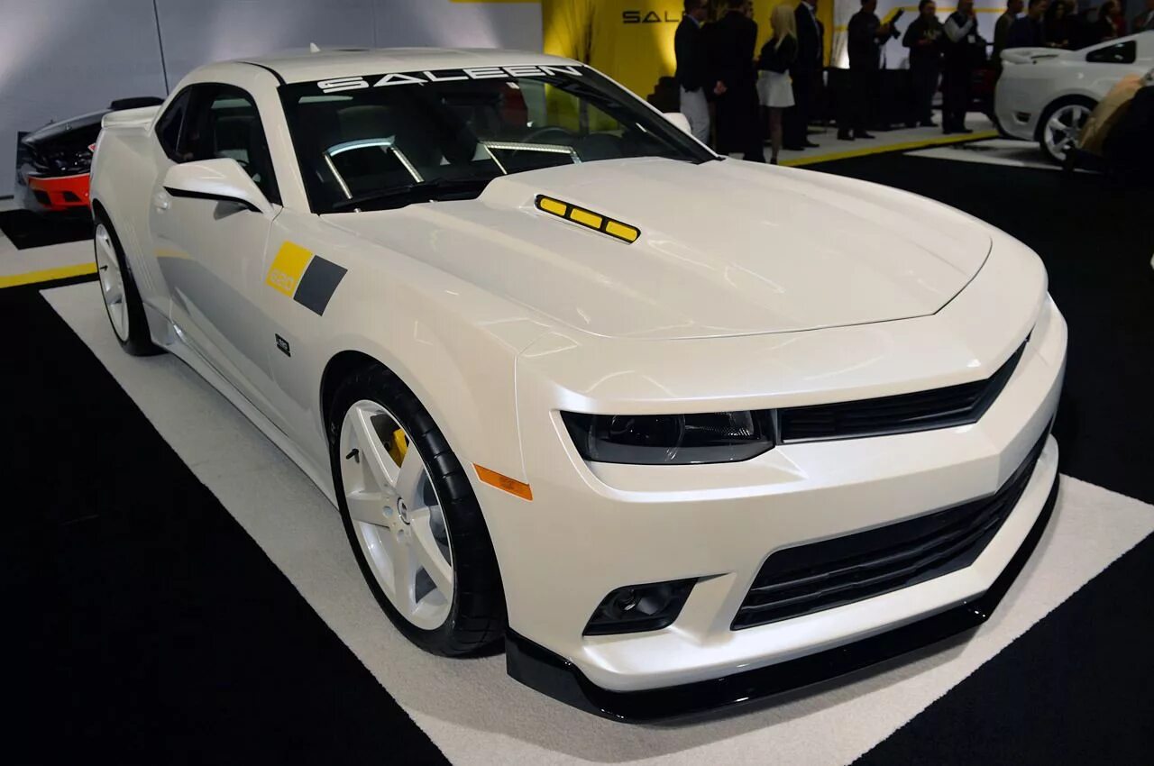 Машина похожая на шевроле. Chevrolet Camaro Saleen. Мустанг Камаро Челленджер. Додж Камаро. Шевроле Камаро Золотая.