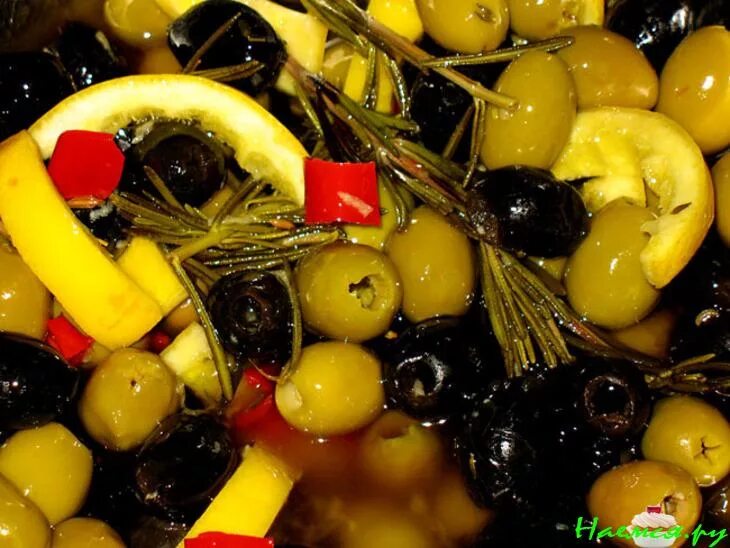 Мариновать маслины. Оливки домашние. Оливки маринованные с лимоном. Жареные маринованные маслины. Маринованная оливки домашние.