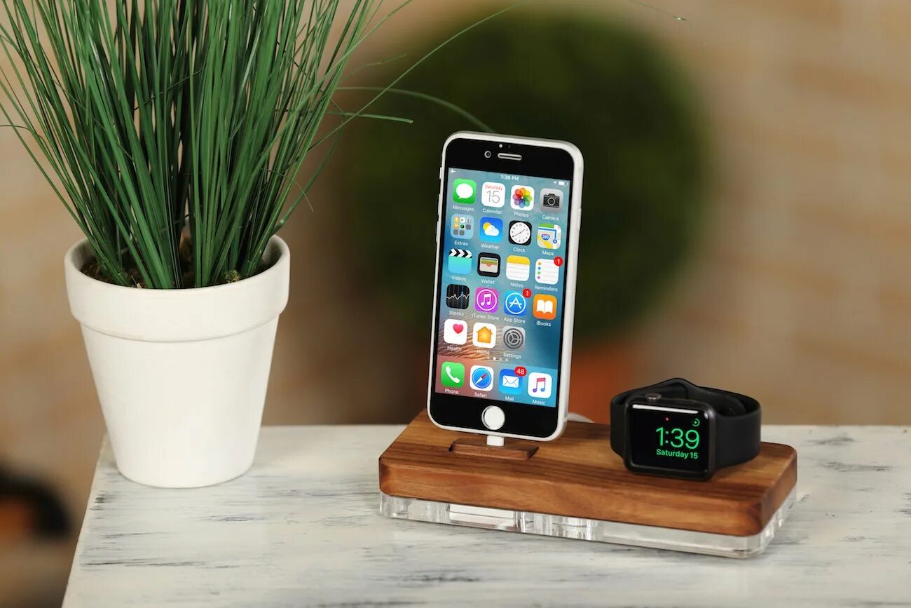 Станция для apple watch. Dock Station iphone. Эппл станция. Apple док станция дерево. Apple Charging Station.