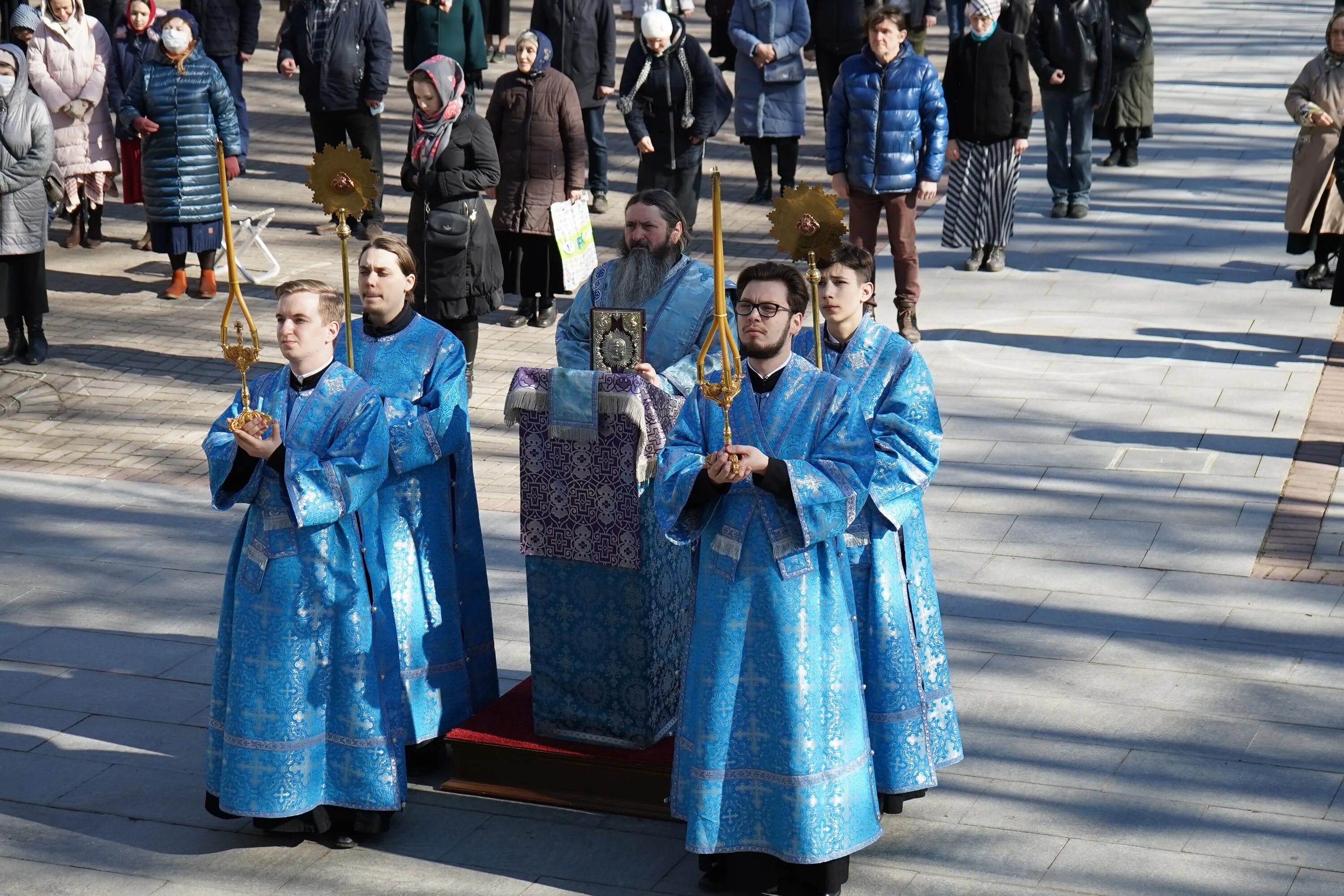 Благовещение в какой одежде. Благовещение Пресвятой Богородицы в Псково Печерском монастыре. С праздником Благовещения Пресвятой Богородицы. С Благовещением Пресвятой Богородицы. Успение литургия Псково Печерский монастырь.