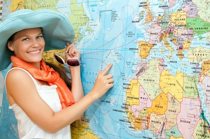 Первое путешествие за границу. Девушка с картами. Девушка с картой путешествие. Профессии связанные с путешествиями по миру.