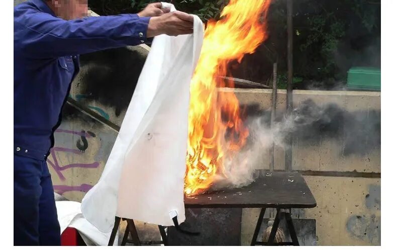 Тушить огонь плотной тканью. Человек тушит огонь. Правило поведения при пожаре на кухне. Лес природа пожарные. Кипячение воды в кастрюле картинках.