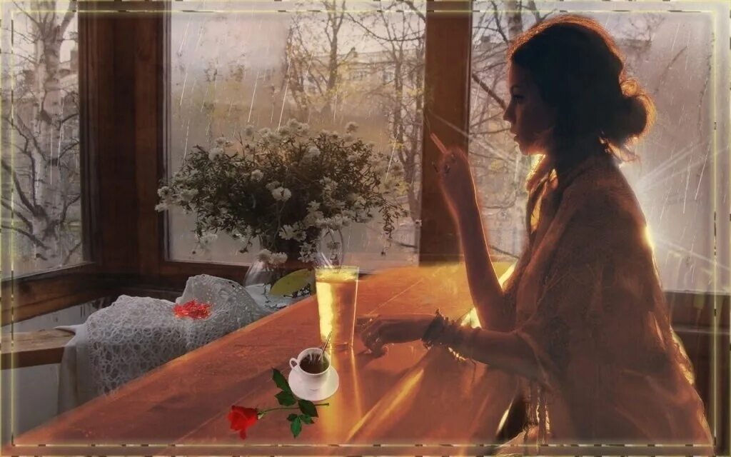 Души в ней не чаю. Женщина в окне. Приятно утром в тишине. Тихий теплый вечер. Душевного вечера.