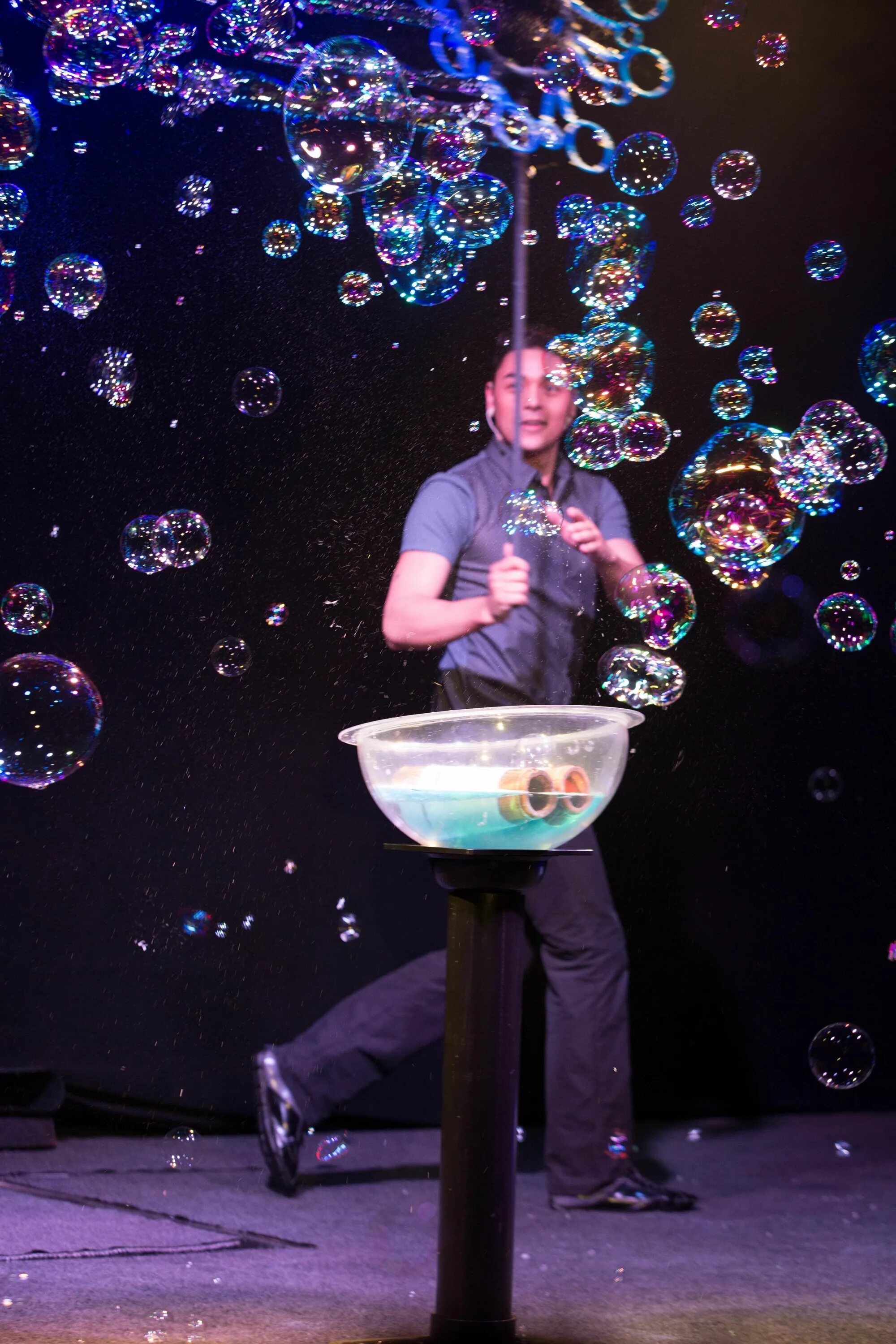 Пузыри шоу отзывы. Бабл шоу. Шоу мыльных пузырей для детей в детском саду. Шоу мыльных пузырей с огнем.