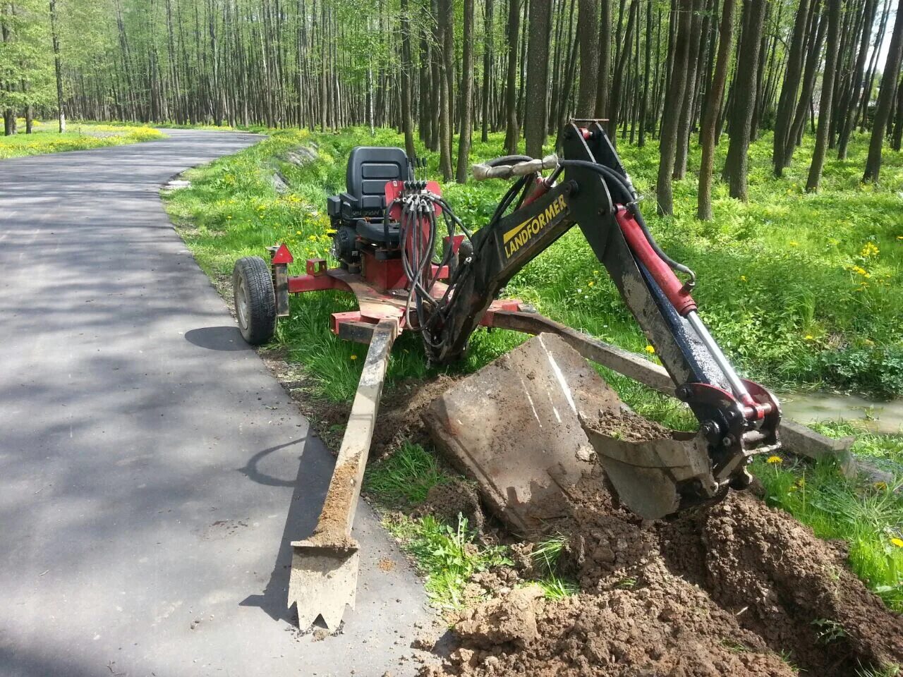 Прицеп экскаватор. Прицепной мини - экскаватор landformer 100.. прицепной миниэкскаватор landformer 150d. прицепной миниэкскаватор landformer 100d. landformer 150 прицепной экскаватор.