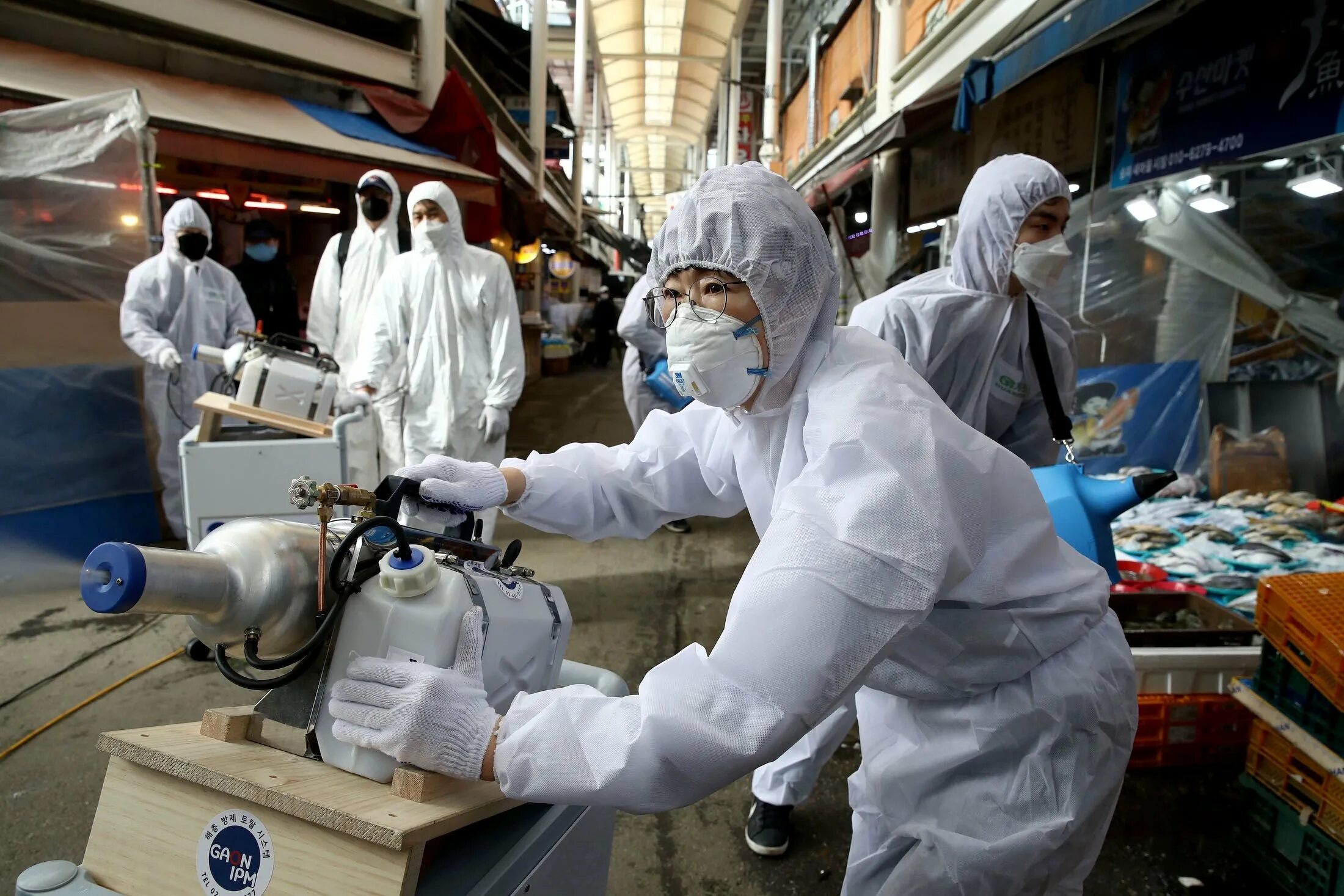 Covid-19 люди в масках ухань. медики сша. развивающаяся пандемия. эпидемия коронавируса. развивающаяся пандемия.