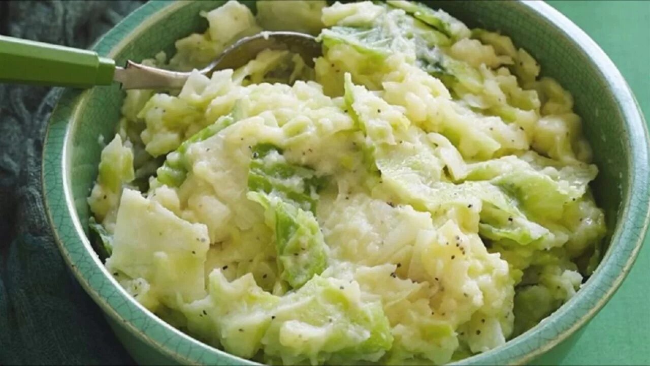 Пюре из картофеля и капусты. Colcannon ирландия. колканнон ирландское блюдо. пюре с капустой. чамп ирландское блюдо.