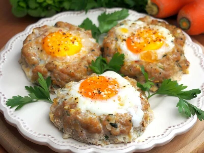В котлеты нужно добавлять яйцо. Котлета с яйцом. мясные гнезда. мясные гнездышки с яйцом. гнезда из фарша с яйцом.