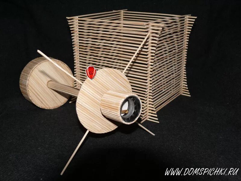 декор из шпажек деревянных. поделки из спичек. домик из палочек для шашлыка. зеркало из шпажек деревянных. домик из деревянных шпажек.