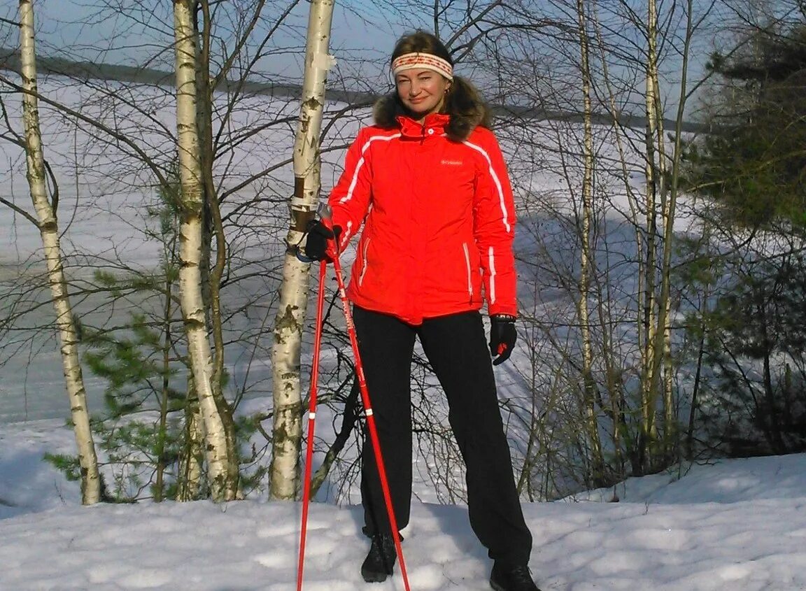 скандинавская ходьба спб. массовая скандинавская ходьба. пожилые люди в парке. техника скандинавской ходьбы. скандинавская ходьба спб.