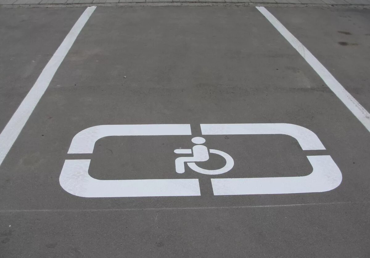 Машиноместа для инвалидов. Разметка парковка для инвалидов 1.24.3. Разметка инвалиды 1.24.3. Разметка 1.16.1 на парковочных местах для инвалидов. 1.24.3 Дорожная разметка.