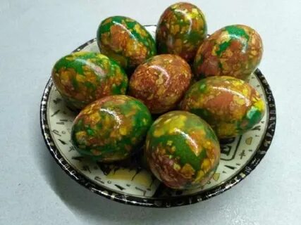 Покраска яиц зеленкой