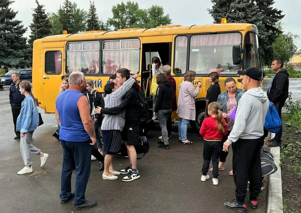 Приезд детей в лагерь. Лагерь юность воронеж. дол юность подмосковье. лагерь юность воронеж новая усмань 2025 год.