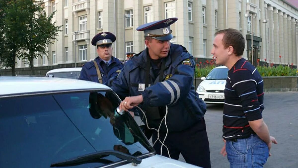 Нарушение за тонировку. ГИБДД тонировка разрешенная. Штраф за тонировку. ДПС налоговый. Гаишник записывает.