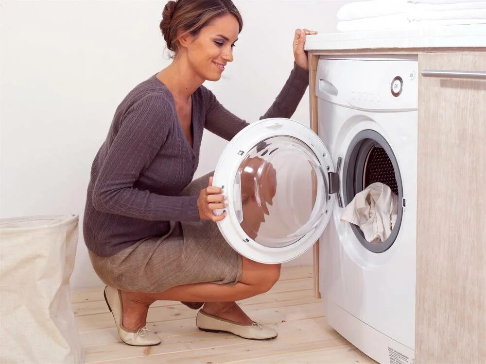 Мама стиральная машина. Женщина у стиральной машины. Стиральная машинка с вещами. Стирка в стиральной машине. Девушка в стиральной машине.